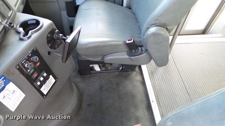 image for item DA6188 2009 Ford E350 Super Duty shuttle bus