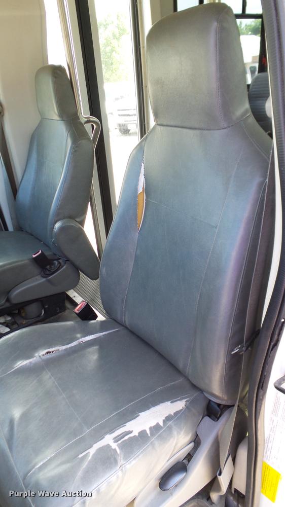 image for item DA6188 2009 Ford E350 Super Duty shuttle bus