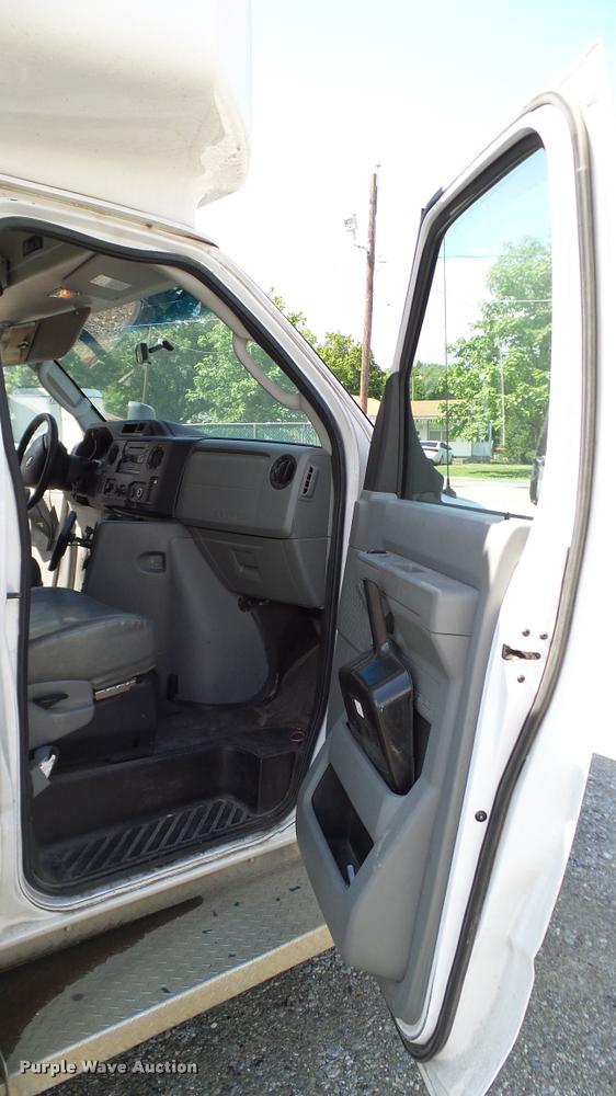 image for item DA6188 2009 Ford E350 Super Duty shuttle bus
