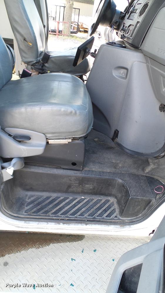 image for item DA6188 2009 Ford E350 Super Duty shuttle bus