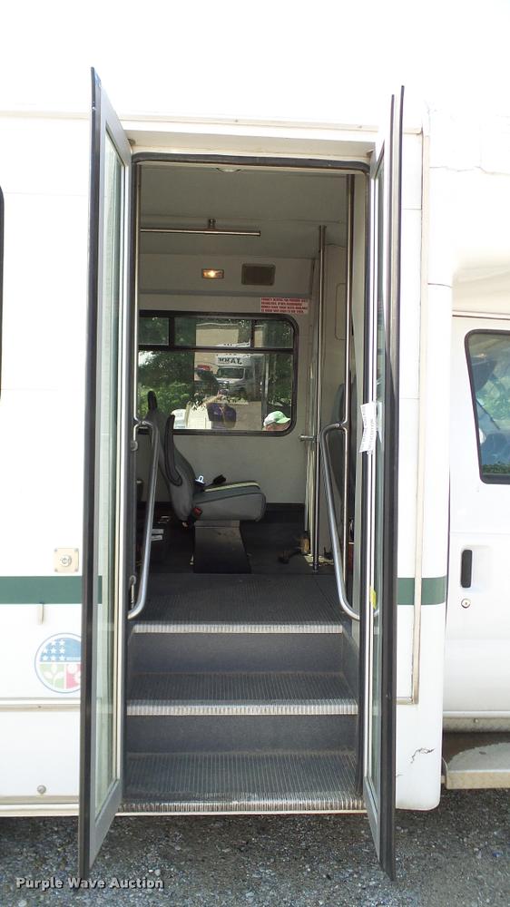 image for item DA6188 2009 Ford E350 Super Duty shuttle bus