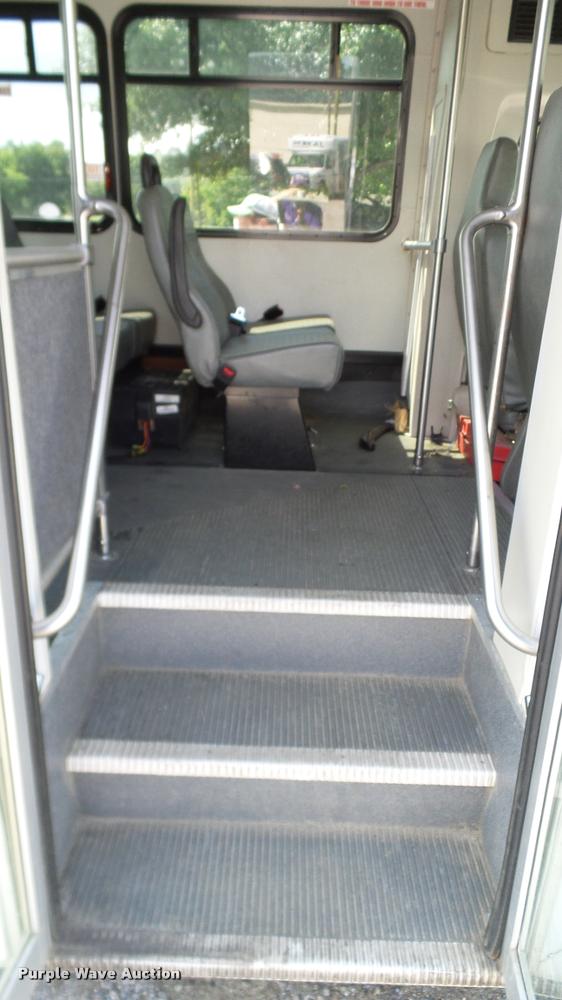 image for item DA6188 2009 Ford E350 Super Duty shuttle bus