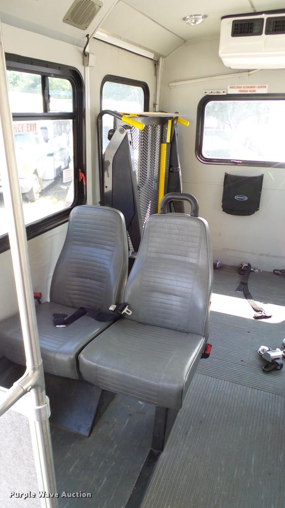 image for item DA6188 2009 Ford E350 Super Duty shuttle bus