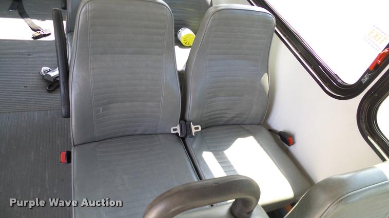 image for item DA6188 2009 Ford E350 Super Duty shuttle bus