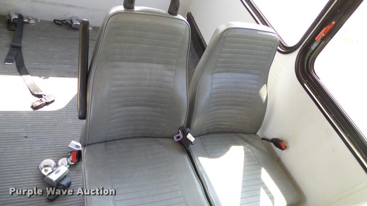 image for item DA6188 2009 Ford E350 Super Duty shuttle bus