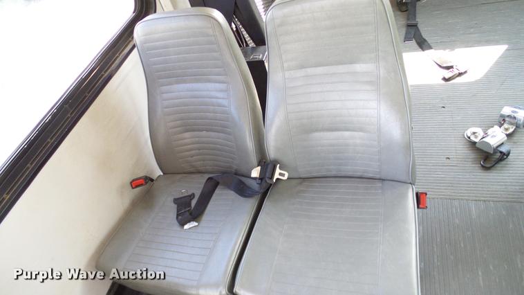 image for item DA6188 2009 Ford E350 Super Duty shuttle bus