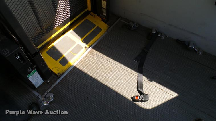 image for item DA6188 2009 Ford E350 Super Duty shuttle bus