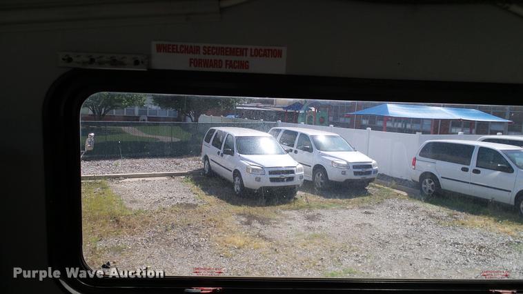 image for item DA6188 2009 Ford E350 Super Duty shuttle bus