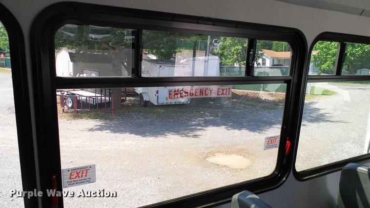 image for item DA6188 2009 Ford E350 Super Duty shuttle bus