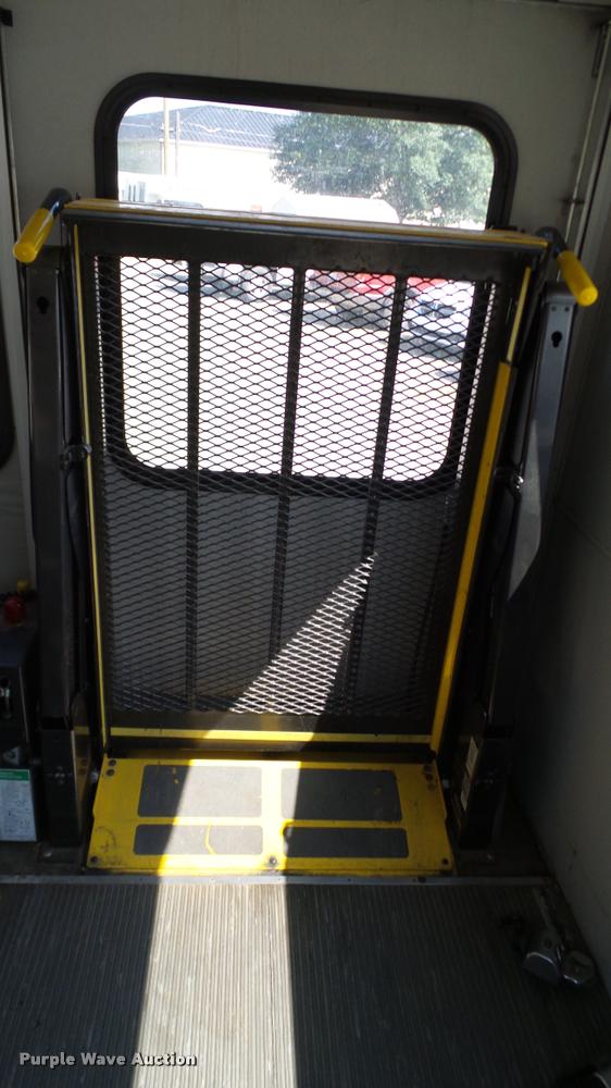 image for item DA6188 2009 Ford E350 Super Duty shuttle bus