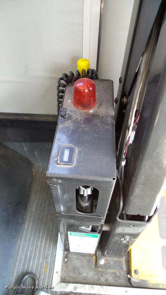 image for item DA6188 2009 Ford E350 Super Duty shuttle bus