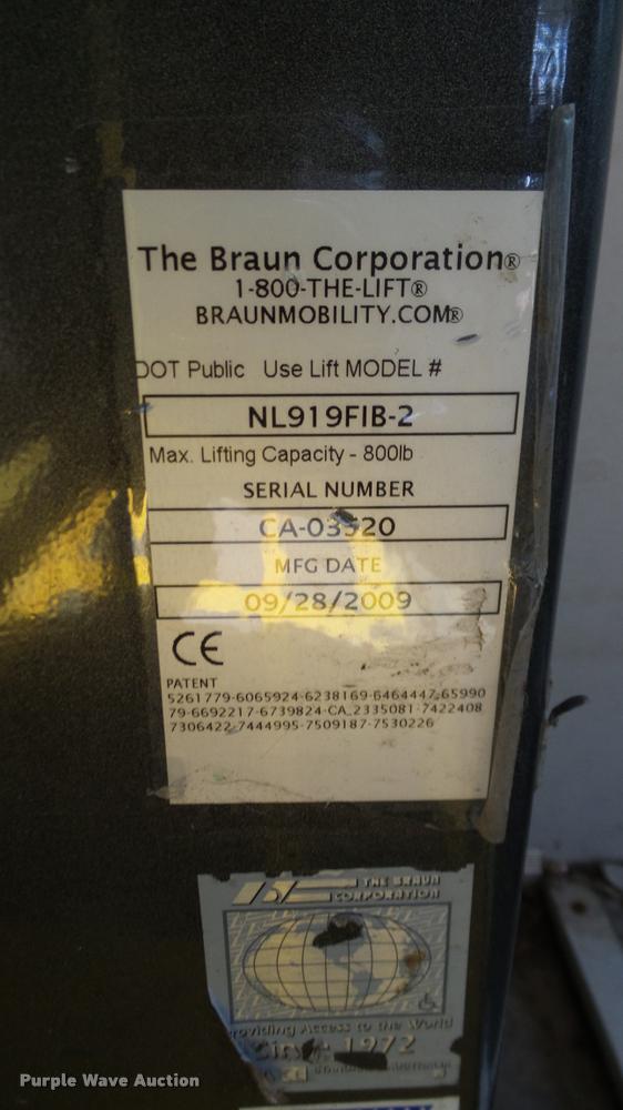 image for item DA6188 2009 Ford E350 Super Duty shuttle bus