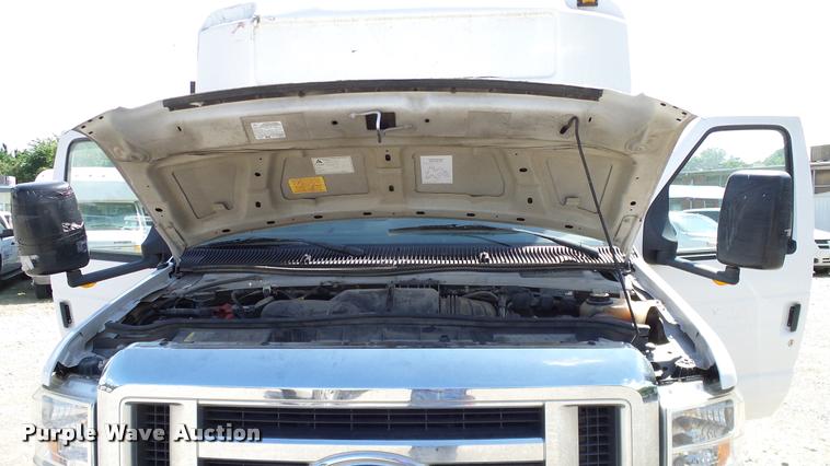 image for item DA6188 2009 Ford E350 Super Duty shuttle bus