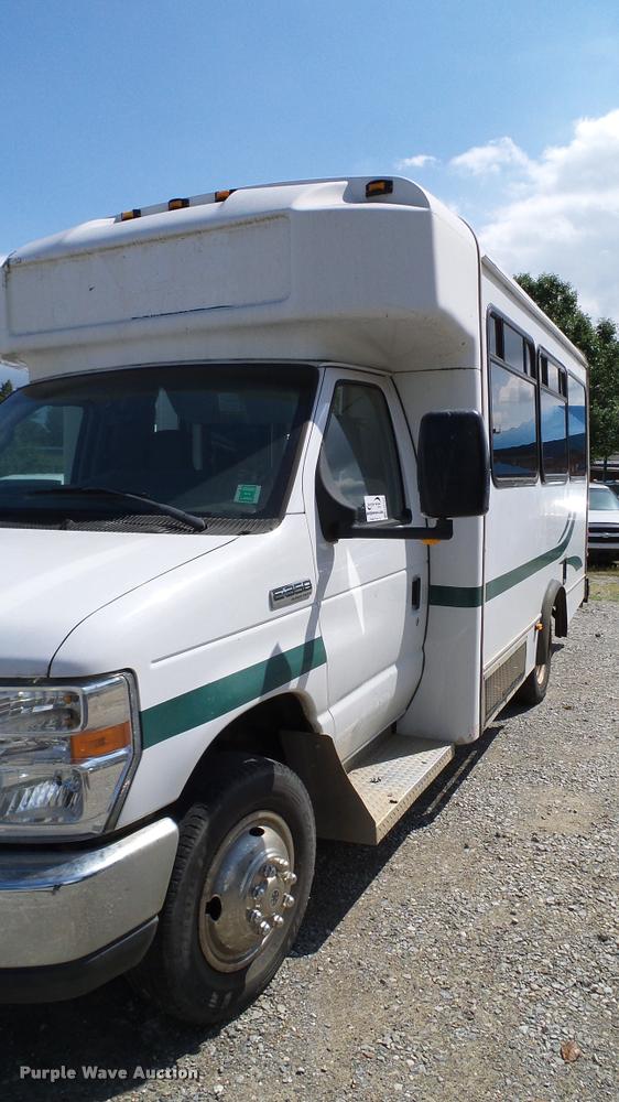 image for item DA6188 2009 Ford E350 Super Duty shuttle bus