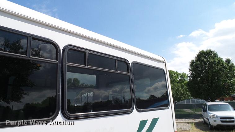 image for item DA6188 2009 Ford E350 Super Duty shuttle bus