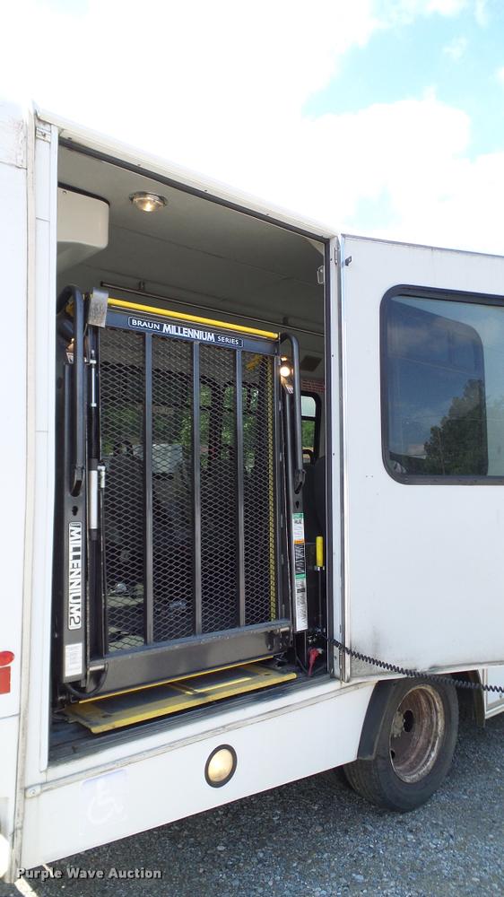 image for item DA6188 2009 Ford E350 Super Duty shuttle bus