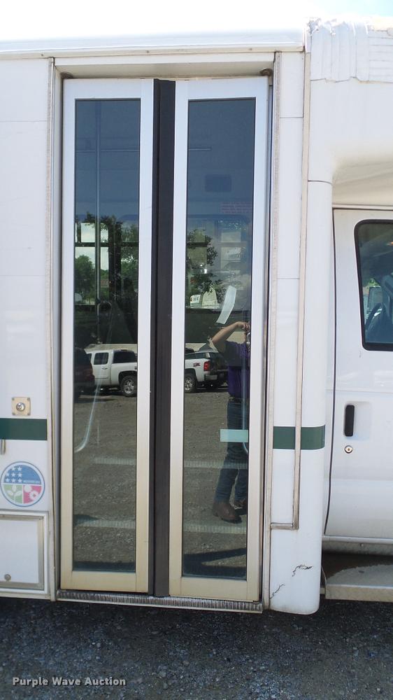 image for item DA6188 2009 Ford E350 Super Duty shuttle bus