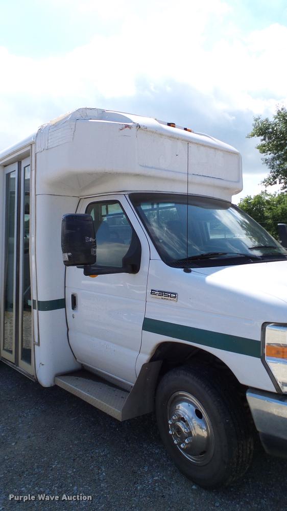 image for item DA6188 2009 Ford E350 Super Duty shuttle bus