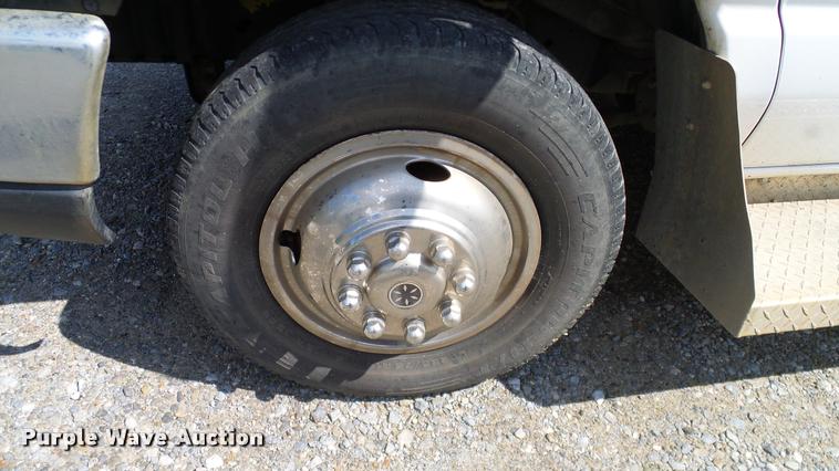 image for item DA6188 2009 Ford E350 Super Duty shuttle bus