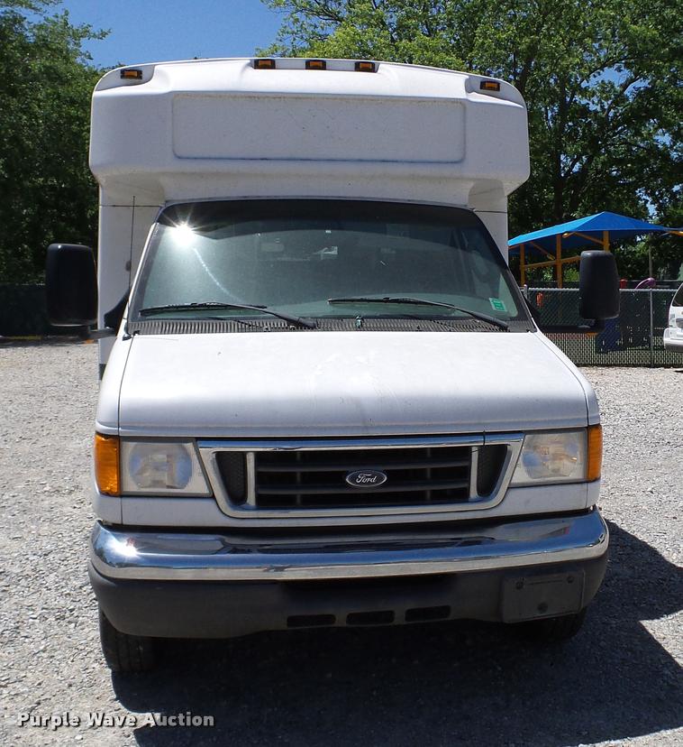 image for item DA6195 2007 Ford Econoline E450 shuttle bus