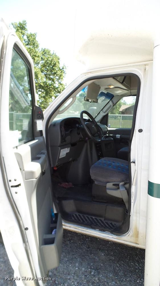 image for item DA6195 2007 Ford Econoline E450 shuttle bus