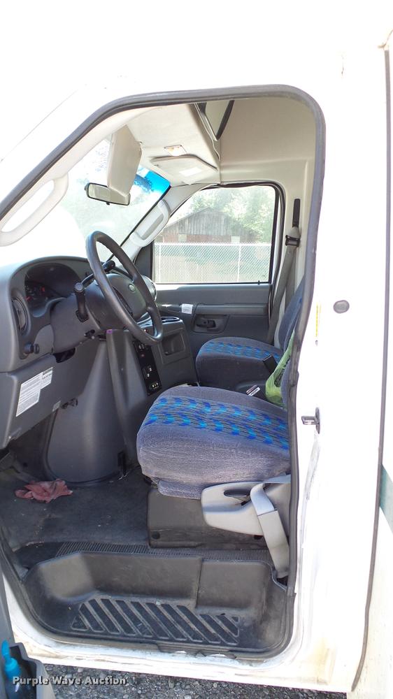 image for item DA6195 2007 Ford Econoline E450 shuttle bus