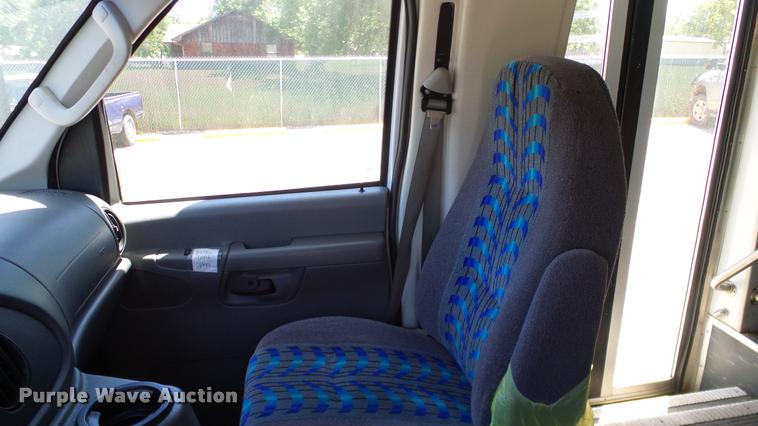 image for item DA6195 2007 Ford Econoline E450 shuttle bus