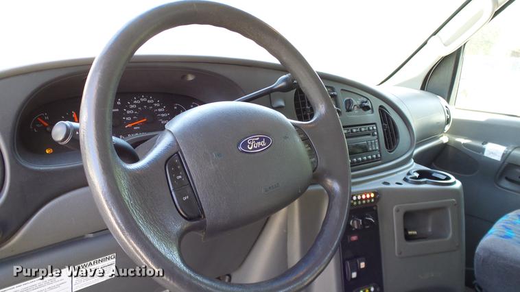 image for item DA6195 2007 Ford Econoline E450 shuttle bus