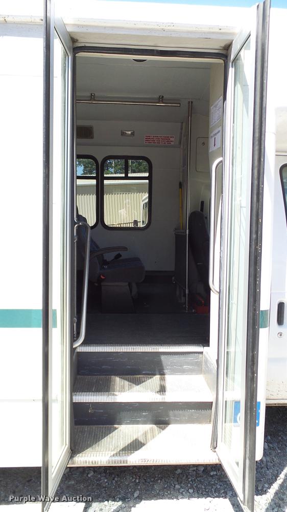 image for item DA6195 2007 Ford Econoline E450 shuttle bus