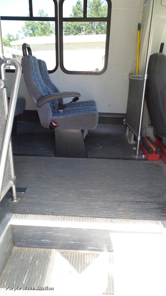 image for item DA6195 2007 Ford Econoline E450 shuttle bus