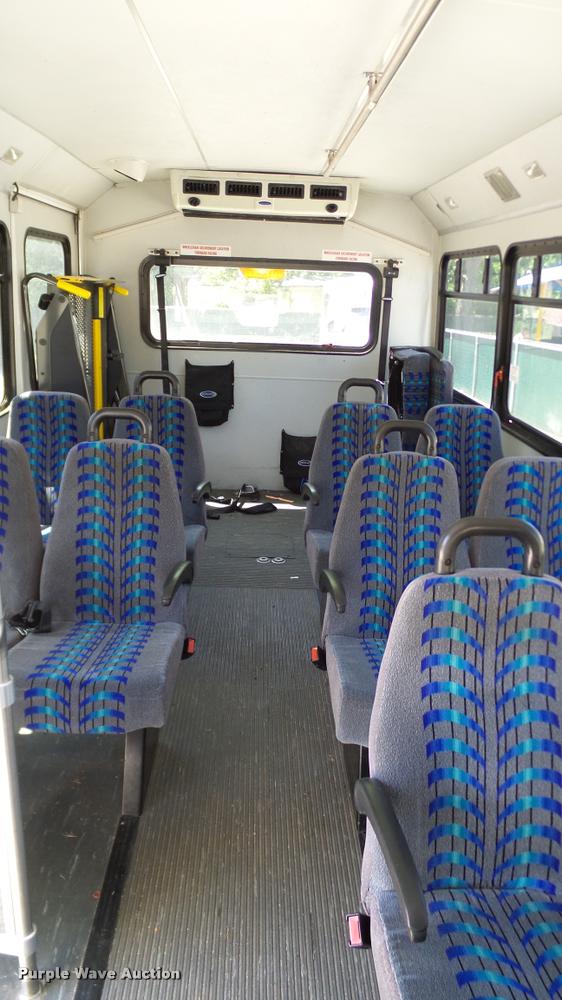 image for item DA6195 2007 Ford Econoline E450 shuttle bus