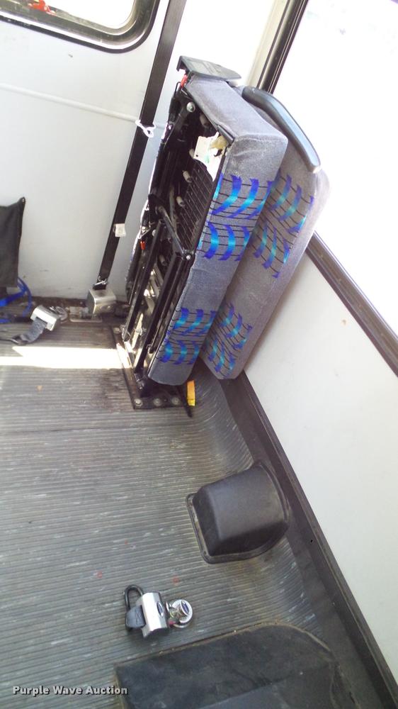 image for item DA6195 2007 Ford Econoline E450 shuttle bus