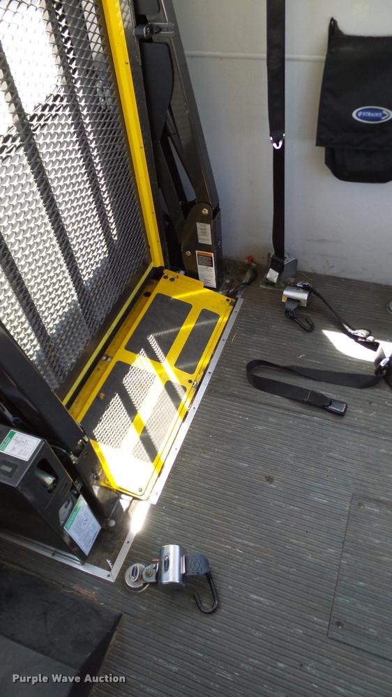 image for item DA6195 2007 Ford Econoline E450 shuttle bus