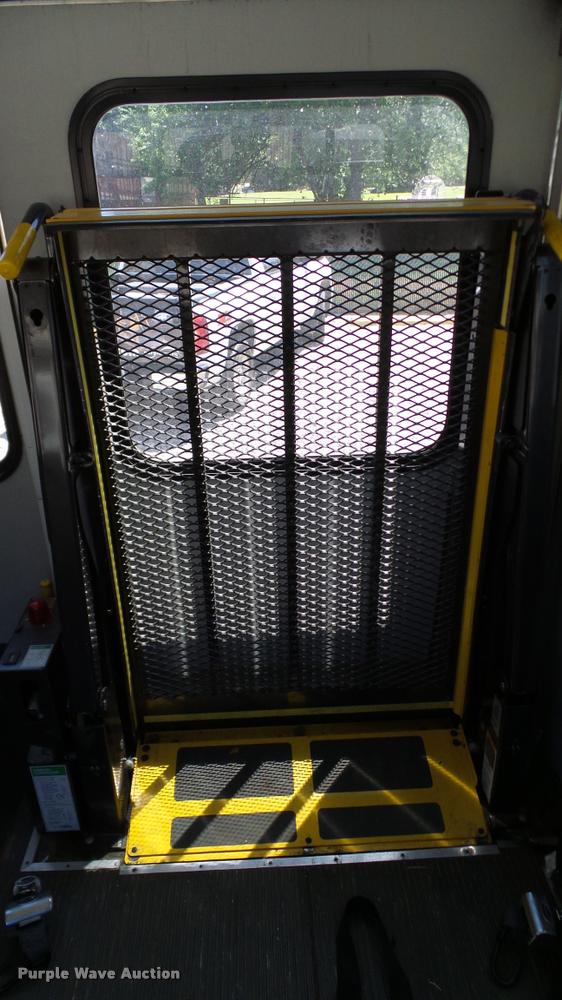 image for item DA6195 2007 Ford Econoline E450 shuttle bus