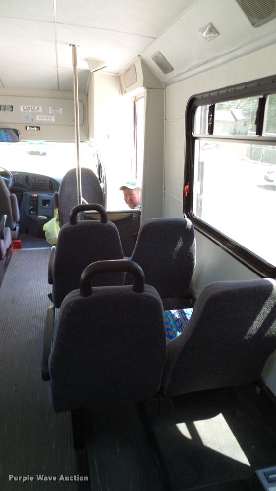 image for item DA6195 2007 Ford Econoline E450 shuttle bus