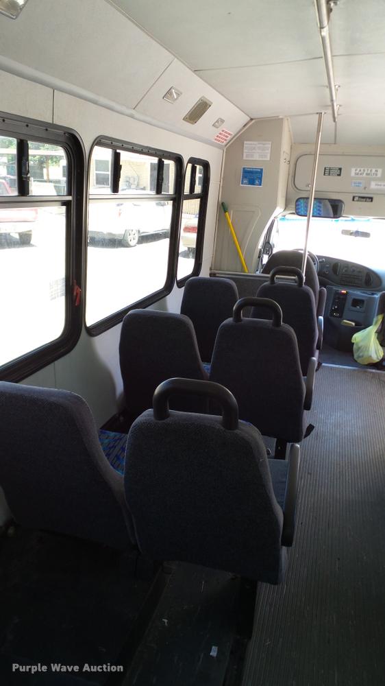image for item DA6195 2007 Ford Econoline E450 shuttle bus