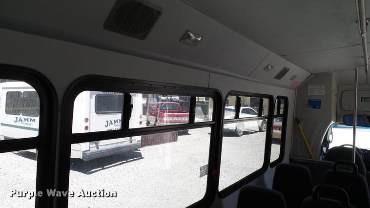 image for item DA6195 2007 Ford Econoline E450 shuttle bus