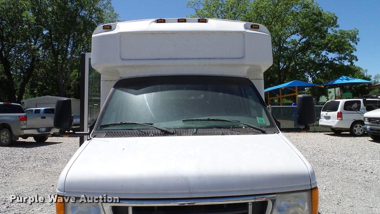 image for item DA6195 2007 Ford Econoline E450 shuttle bus