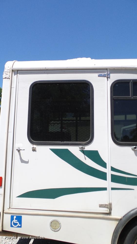 image for item DA6195 2007 Ford Econoline E450 shuttle bus