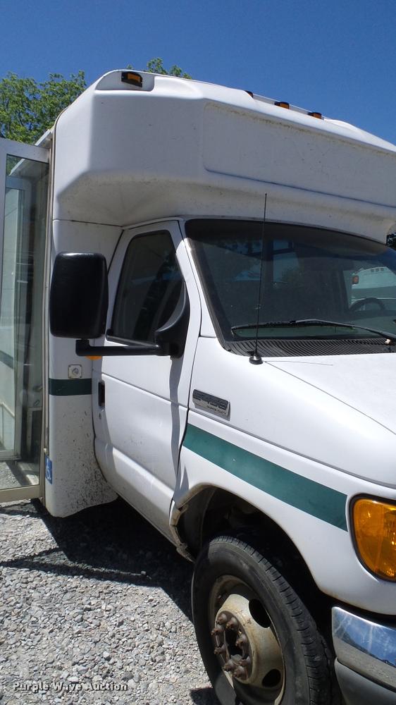 image for item DA6195 2007 Ford Econoline E450 shuttle bus
