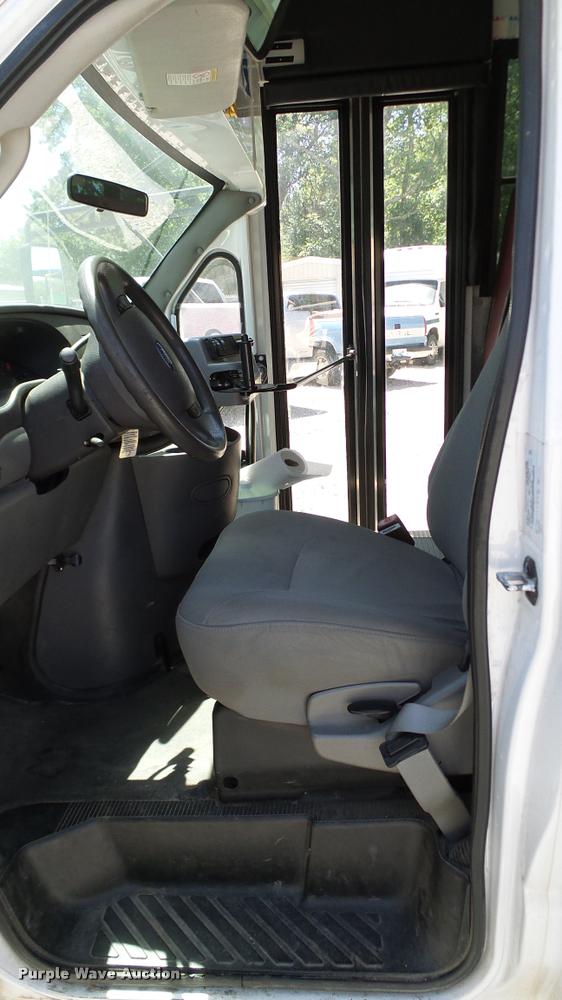 image for item DA6196 2005 Ford E450 school bus