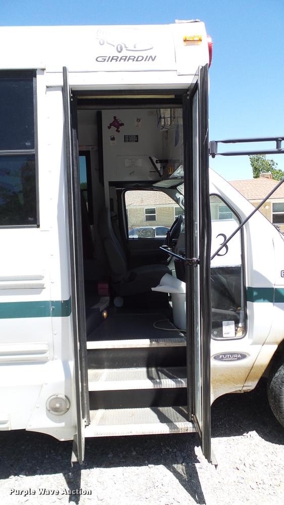 image for item DA6196 2005 Ford E450 school bus