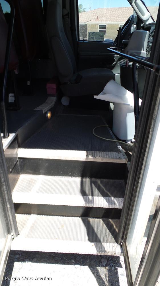image for item DA6196 2005 Ford E450 school bus