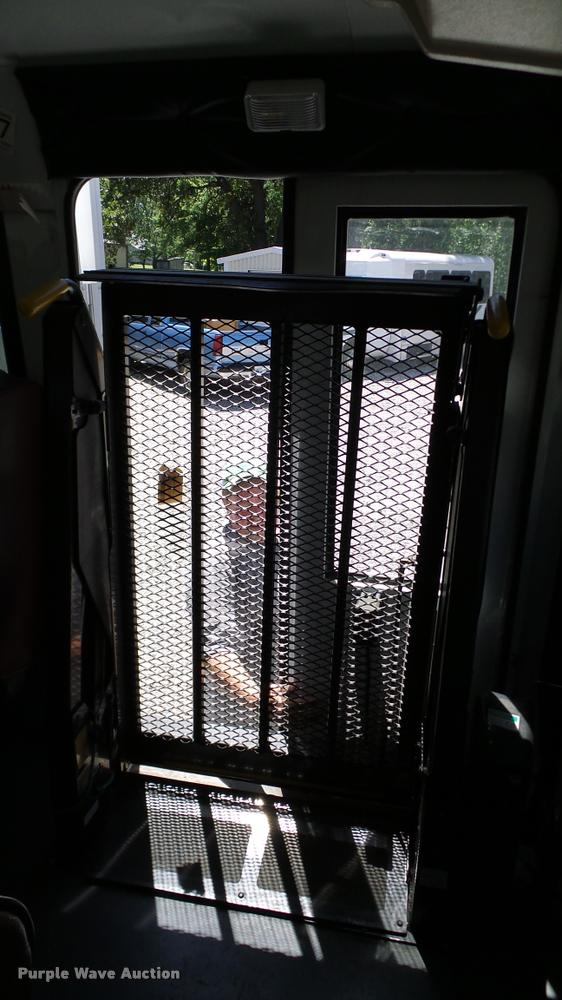 image for item DA6196 2005 Ford E450 school bus