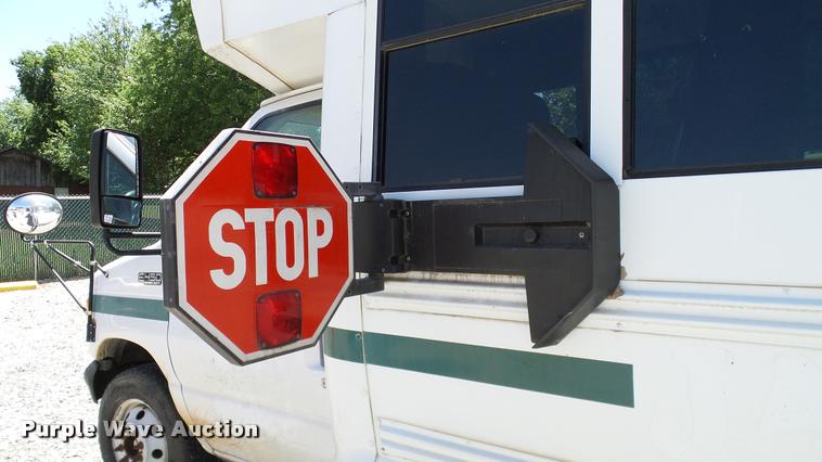 image for item DA6196 2005 Ford E450 school bus