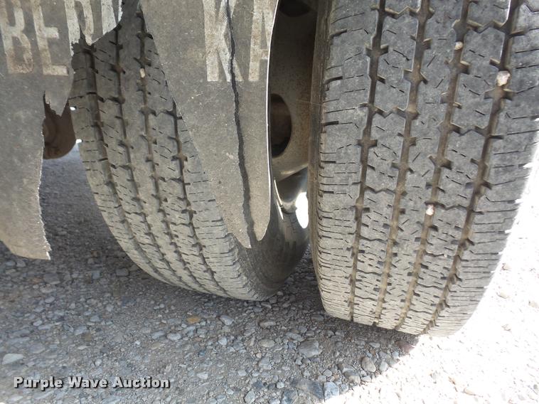 image for item DA6313 1999 Ford F350 Super Duty Crew Cab flatbed pickup truck