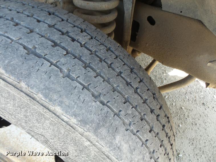 image for item DA6313 1999 Ford F350 Super Duty Crew Cab flatbed pickup truck