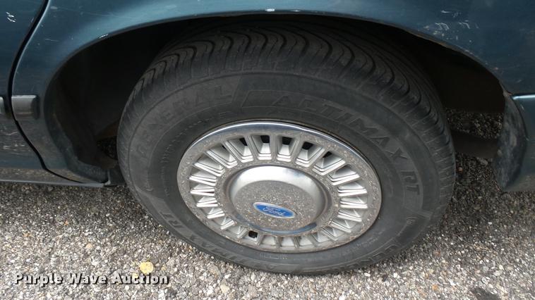 image for item DA7885 1996 Ford Crown Victoria