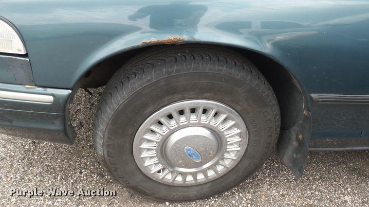 image for item DA7885 1996 Ford Crown Victoria