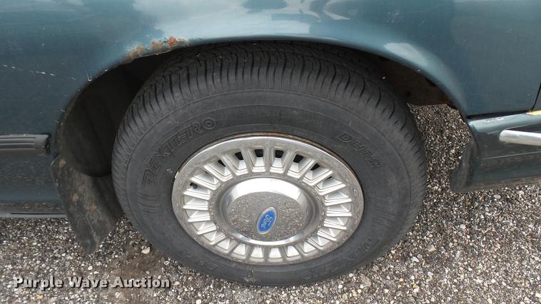 image for item DA7885 1996 Ford Crown Victoria